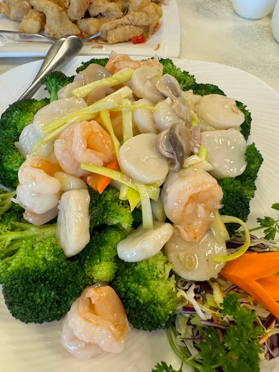 錦繡蝦仁 sautéed shrimps with mixed vegetables